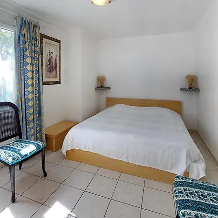 1 Bedroom Beautiful In Διαμέρισμα